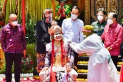 Presiden Jokowi meninjau vaksinasi massal di Puri Saren Agung, Ubud, Kabupaten Gianyar, Bali, Selasa, 16 Maret 2021. (Foto: Courtesy/Biro Setpres)