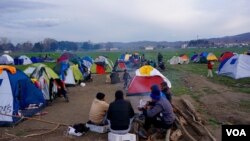 Sunset approaches on the Greek-Macedonian border Friday and refugees -- mostly Syrian and Iraqis -- prepare for another night waiting to see if the border will be reopened. (J. Dettmer/VOA)