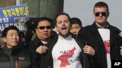 미국 인권재단 HRF의 토르 할보르센 대표(가운데)와 탈북자단체 자유북한운동연합 박상학 대표가 지난해 1월 한국 서울의 전쟁기념관 앞에서 기자회견을 가졌다. (자료사진)