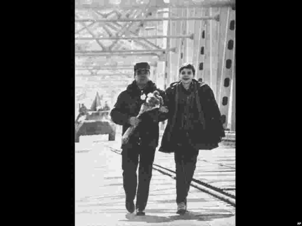 The last Soviet to leave Afghanistan, Lieutenant General Boris Gromov, left, with his son Maxin, at the bridge over the Amy Darya River, at Termez, Uzbekistan on February 15, 1989 . The Soviet Commander had crossed from the Afghan town of Khairaton. (AP P