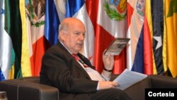 Jose Miguel Insulza habla durante la reunión con la sociedad civil en Asunción, Paraguay.