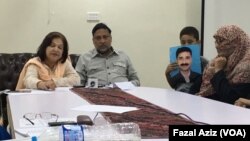 د بشري حقونو د دولتي ادارې مشر ريټائرډ قاضي علي نوازچوهان او د سندهـ څانګې غړې  انيس هارون په ګډه په کراچۍ کې خبريالانو سره خبرې کوي.