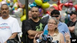 Nancy Ruiz, manman Gina DeJesus (youn nan viktim yo), ap pale ak laprès aprè li te fin mennen pitit li a nan vil Cleveland, nan Eta Ohio - Foto 8 me 2013.