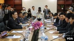 Ho Xuan Son, Deputy Minister of Foreign Affairs talks to his translator in a close door bilateral meeting with Var Kim Hong, chairman of the Cambodian Government Border Committee over border issues at Council of Ministers in Phnom Penh, Cambodia, July 7, 2015 . The discussion includes road-building, pond-digging and the construction of a military outpost by Vietnam, all of which have come under fire as alleged encroachment activities. (Nov Povleakhena/VOA Khmer)