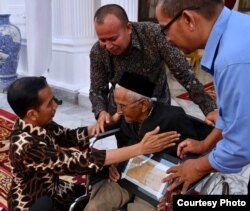 Presiden Joko Widodo menyimak penuturan Nyak Sandang dengan seksama langsung di hadapannya, dalam pertemuan di Istana Merdeka, Jakarta, Rabu malam (21/3). (Courtesy: Setpres RI)