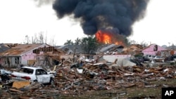 Kobaran api membakar Tower Plaza Addition menyusul hantaman Tornado di wilayah Moore, Oklahoma (20/5).