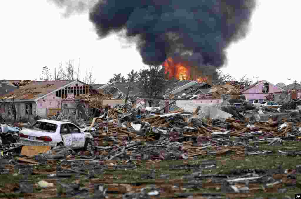 Despu&eacute;s del paso del tornado se inici&oacute; un incendio en el complejo de viviendas m&oacute;viles afectado.