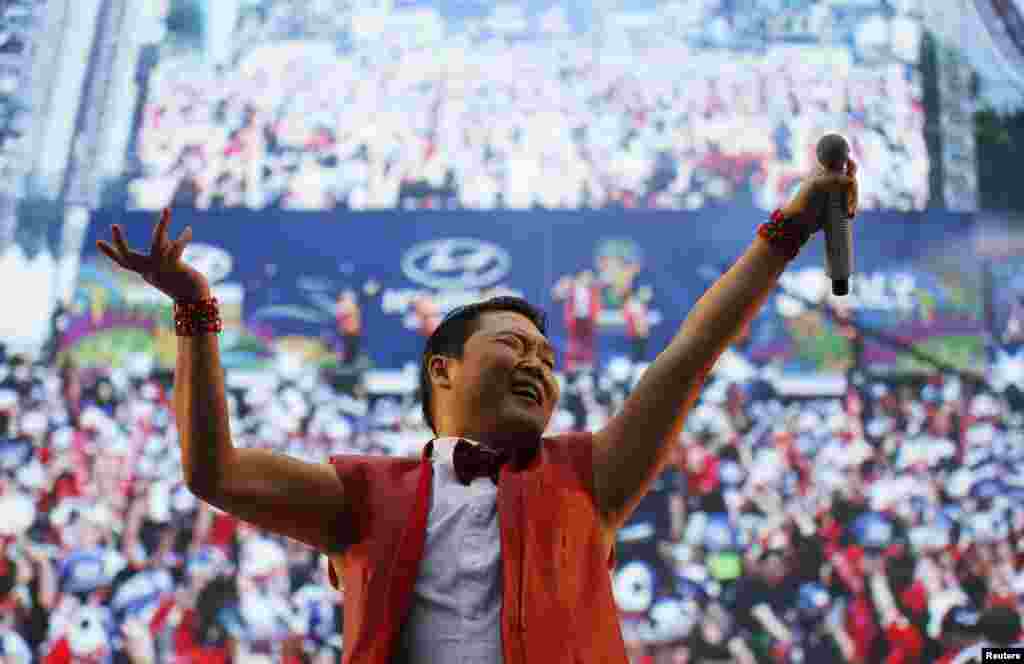 Rapper Korea Selatan Psy tampil di acara nonton bareng sebelum pertandingan grup H Piala Dunia 2014 antara Korea Selatan dan Rusia, di Seoul, 18 Juni 2014.