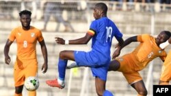 Geoffrey Kondogbia de la République centrafricaine (C) aux prises avec les Ivoiriens Jean-Michael Seri (D) et Franck Kessie (G) lors d’un match de qualification pour la Coupe d'Afrique des Nations 2019 au Stade de la paix, à Bouaké le 12 octobre 2018.