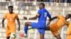 Geoffrey Kondogbia de la République centrafricaine (C) aux prises avec les Ivoiriens Jean-Michael Seri (D) et Franck Kessie (G) lors d’un match de qualification pour la Coupe d'Afrique des Nations 2019 au Stade de la paix, à Bouaké le 12 octobre 2018.