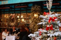 Warga menikmati sajian makan di luar ruangan sebuah restoran di tengah pandemi COVID-19 di London, Inggris, 15 Desember 2020. REUTERS / Hannah McKay