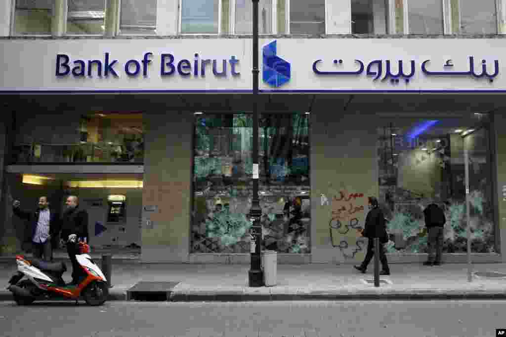 تخریب بانک&zwnj;های بیروت بعد از افزایش تنش&zwnj;های اخیر در لبنان. معترضان که ماه پیش در خیابان حضور یافتند، دو روز است که دوباره به خیابان&zwnj;ها آمده اند.