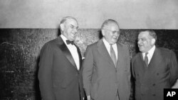 Максим Литвинов(в центре) с американцами Алленом Варделлем и Флорелло Лагуардиа. Нью-Йорк. 22 июня 1942 г.