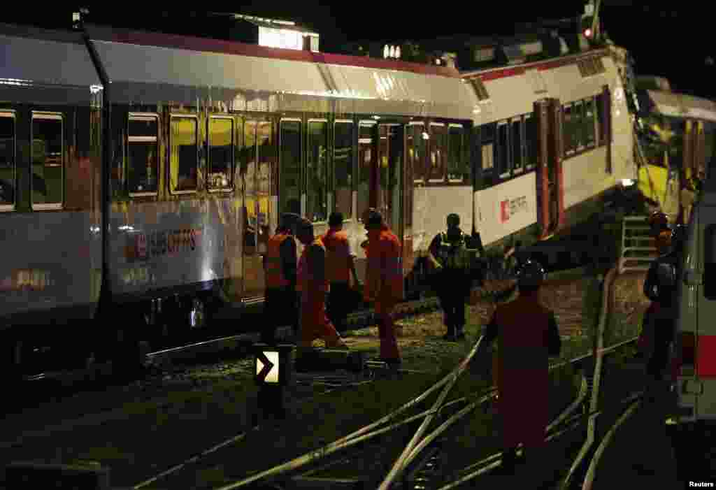 Los socorristas siguen trabajando al caer la noche en busca del maquinista de uno de los trenes accidentados en Granges-pres-Marnand, Suiza, y que dejó 35 heridos.