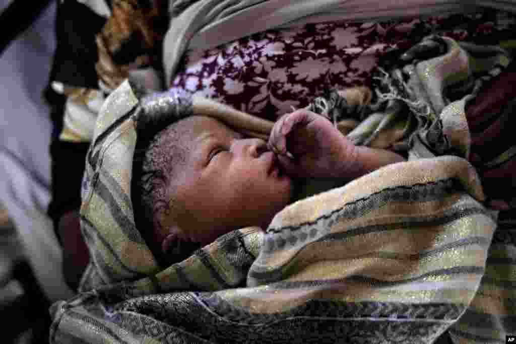 عکسی از نوزاد دختر تازه متولد شده در آغوش مادرش که یک مهاجر از لیبی به ایتالیا بود و توسط یک کشتی نجات اسپانیایی پیدا شد.