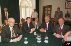 Robert Gelbard, Richard Holbrook, Franjo Tuđman i Alija Izetbegović. AP Photo/Bozo Vukicevic