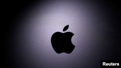 El logotipo de Apple se ve en un Macbook en esta ilustración.