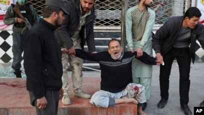 Thân nhân của một nạn nhân gào khóc sau vụ tấn công khủng bố chết người ở Kabul, Afghanistan, ngày 27 tháng 1, 2018.