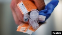 Petugas medis AS menyita obat-obatan ketika menolong seorang pria yang pingsan akibat kelebihan dosis di Salem, Massachusetts (foto: ilustrasi). 