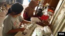 Relawan Alit dan warga setempat mengerjakan pembuatan masker kain untuk disumbangkan ke berbagai daerah yang membutuhkan (VOA/Petrus Riski).