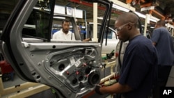 미국 앨라배마주 몽고메리의 현대자동차 공장에서 직원들이 자동차를 생산하고 있다.