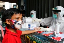 အင်ဒိုနီးရှားနိုင်ငံ Bali မြို့က ရွာတရွာက ကလေးတဦး COVID-19 ရောဂါပိုး ရှိ၊ မရှိစစ်ဖို့ စောင့်နေတဲ့ မြင်ကွင်း။ (မေ ၂၇၊ ၂၀၂၀)