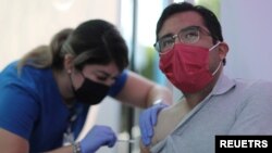 ARHIVA - Vakcinisanje protiv Kovida 19 u Los Anđelesu, u Kaliforniji, 17. avgusta 2021. (Foto: Reuters/Lucy Nicholson)