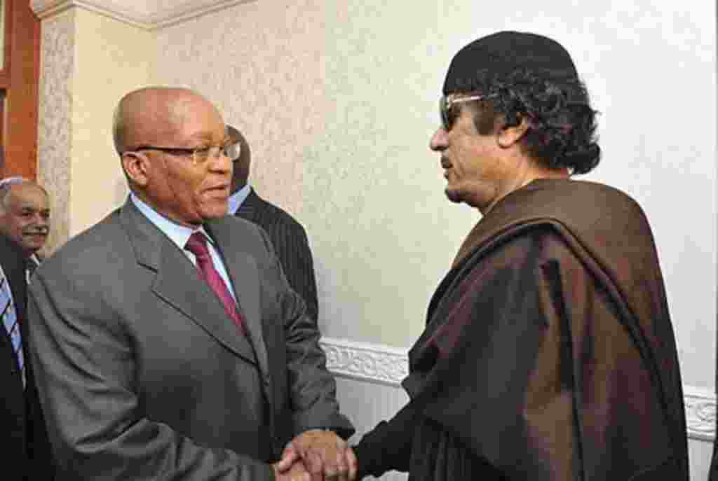 El presidente de sudáfrica, Jacob Zuma, saluda al ex líder libio Moammar Gadhafi en su encuentro en Trípoli en mayo de 2011.