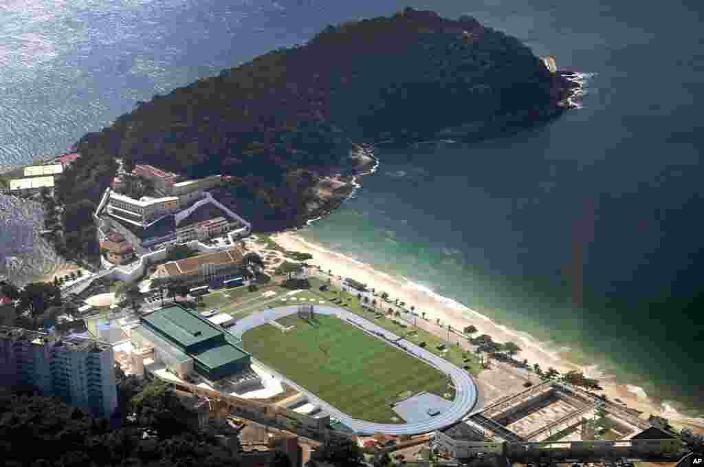 Sesi latihan tim sepakbola nasional Inggris di basis militer Urca dekat pantai Copacabana, Rio de Janeiro, Brazil (9/6) dilihat dari udara. (AP/Wong Maye-E)