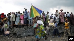 Internally displaced Congolese wait for food to be distributed at the Mugunga 3 camp outside the eastern town of Goma, December 2, 2012.