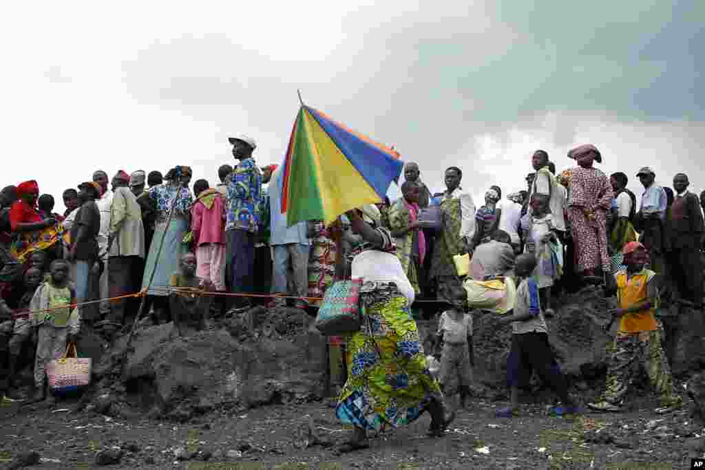 Wakazi wa Kongo walokoseshwa makazi wakisubiri ugavi wa chakula katikia kambi ya Mugunga 3 nje kidogo ya mji wa mashariki wa Goma, December 2, 2012.