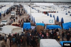 This camp of 4,000 tents was filled in three days in Hammam Aleel, Iraq, March 16, 2017. However, the U.N. says the worst of the displacement crisis is yet to come. More than a quarter of a million people have fled their homes since the Mosul offensive began in October. (H. Murdock/VOA)