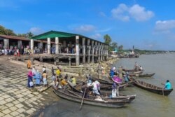 Perahu nelayan terlihat di pasar ikan, titik penjemputan pengungsi Rohingya yang bermigrasi ke Malaysia dengan perahu di dekat Cox's Bazar, 9 Oktober 2020. (AFP)