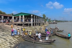 Perahu nelayan terlihat di pasar ikan, titik penjemputan pengungsi Rohingya yang bermigrasi ke Malaysia dengan perahu di dekat Cox's Bazar, 9 Oktober 2020. (AFP)