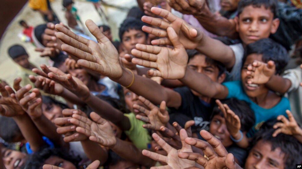 Watoto wa Rohingya wakiwa wanangoja kupokea msaada katika kambi za wakimbizi Bangladeshi