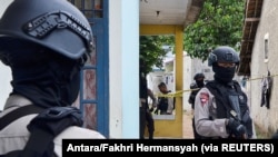 Petugas polisi berjaga di luar rumah tersangka militan setelah polisi antiteror dari unit Densus 88 di Serpong, Tangerang Selatan, 21 Desember 2016. (Foto: Antara/Fakhri Hermansyah via REUTERS)