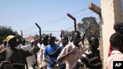 People line up to exchange currency in Aweil, Northern Bahr El Ghazal state, South Sudan, August 22, 2011