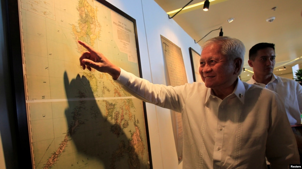 Ngoại trưởng Philippines Albert Del Rosario chỉ vào một bản đồ cổ cho thấy tuyên bố chủ quyền của TQ tại Biển Đông không bao gồm Bãi cạn Scarborough.