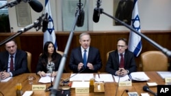 Israeli Prime Minister Benjamin Netanyahu, center, attends the weekly cabinet meeting at his office in Jerusalem, Dec. 11, 2016.