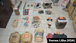 Barang bukti berupa bahan pembuatan bom oleh kelompok Santoso yang diamankan Polisi di perkebunan warga di Desa Labuan, Kecamatan Lage Kabupaten Poso. (Foto: VOA/Dokumen Polres Poso)