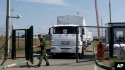 俄罗斯边界保安人员为俄罗斯开赴乌克兰的开卡车开门