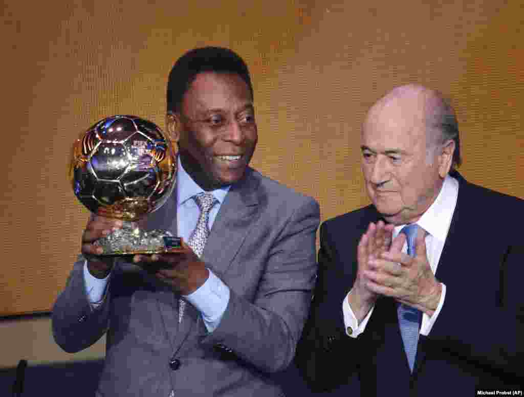 Pelé, lenda brasileira do futebol, foi homenageado com o troféu Honorário da FIFA. Ao seu lado está o Presidente da FIFA Joseph Blatter. Gala FIFA Bola de Ouro 2013 em Zurique, Suíça. Jan. 13, 2014