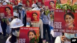 Para pengunjuk rasa memegang potret pemimpin Myanmar terguling Aung San Suu Kyi selama demonstrasi anti-kudeta di Mandalay, Myanmar pada 5 Maret 2021. (Foto: AP)