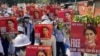 Para demonstran memegang foto dari pemimpin Myanmar yang digulingkan Aung San Suu Kyi dalam aksi unjuk rasa anti kudeta militer di Mandalay, Myanmar, pada 5 Maret, 2021. (Foto: AP, File)