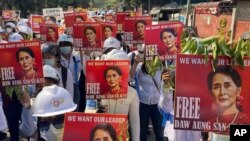 지난해 3월 미얀마 만달레이에서 벌어진 쿠데타 저항 시위 참가자들이 아웅산 수치 국가고문 겸 외무장관 석방을 촉구하고 있다. (자료사진)