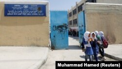 Anak-anak sekolah pengungsi pergi setelah hari pertama tahun ajaran baru di salah satu sekolah UNRWA di kamp pengungsi Palestina al Wehdat, di Amman, Yordania, sebagai ilustrasi. (Foto: REUTERS/Muhammad Hamed)