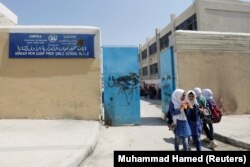 Beberapa siswa salah satu sekolah UNRWA di kamp pengungsi Palestina al Wehdat, di Amman, Yordania, meninggalkan sekolahnya seusai melewatkan hari pertama tahun ajaran baru, 1 September 2016. (Foto: REUTERS/Muhammad Hamed)