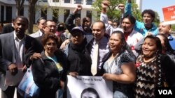 El congresista Luis Gutiérrez se unió a familias inmigrantes para abogar por la reforma migratoria integral. [Foto: Mitzi Macias, VOA].