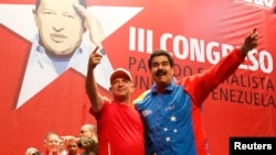 Tổng thống Venezuela Nicolas Maduro (phải) và ông Hugo Carvajil, tướng hồi hưu của Venezuela, dự hội nghị của đảng Xã hội ở Caracas Venezuela, 27/7/14. Ông Carvajil bị Hoa Kỳ truy tố về tội buôn ma túy