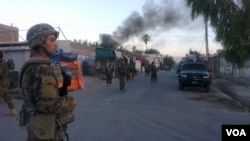Nhân viên an ninh đứng canh gác sau vụ tấn công vào văn phòng hội Chữ Thập Đỏ ở thành phố Jalalabad, miền Đông Afghanistan. (Z. Hasrat/VOA)